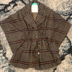 Adorable Plaid cape/coat, detailed collar, buttons